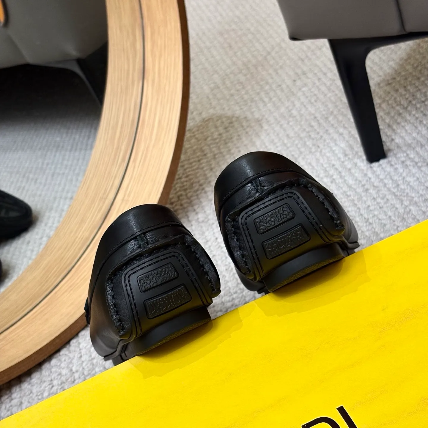 Men's shoes 💰420 [FENDI Fendi] 2⃣️0⃣️2⃣️5️⃣New Milan men's fashion lazy catwalk style ✅ fashionable casual beanie shoes, imported calfskin fabric, super smooth texture, sweat-absorbent and breathable, (sheepskin lining). Metal LOGO on the shoe body, Medusa avatar, irregular avatar, high-end craftsmanship logo✅ French Loft set foot design style 👟Low-key and elegant, great on-foot effect... Men's shoe size: 38-46 (4-12)